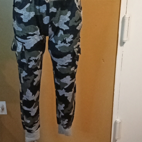 Grey Tank & camo cargo pants - Picture 6 of 13